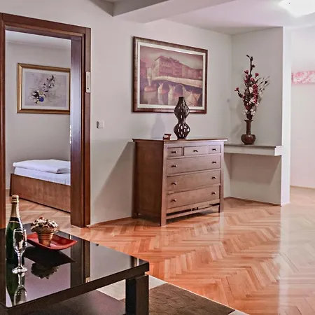 ホテル Pahuljica 4*